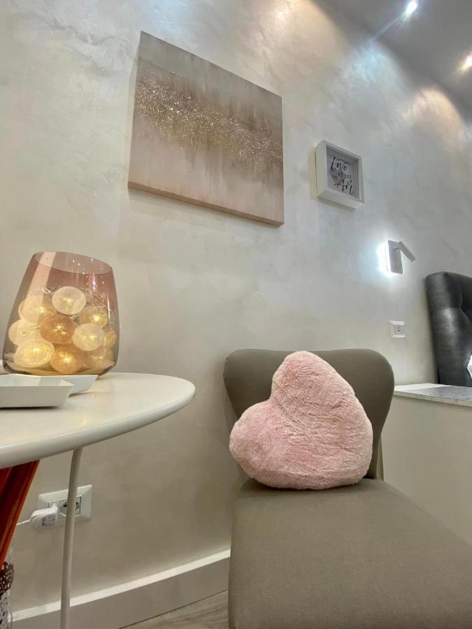 Apartment Close To The Coloseum, 2 Minutes Walk From Metro A Luaran gambar